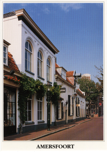 602097 Gezicht op de voorgevels van enkele huizen in de Grote Sint Jansstraat te Amersfoort.